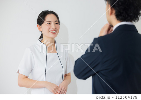 お辞儀するエステティシャン お辞儀するエステティシャン 112504179