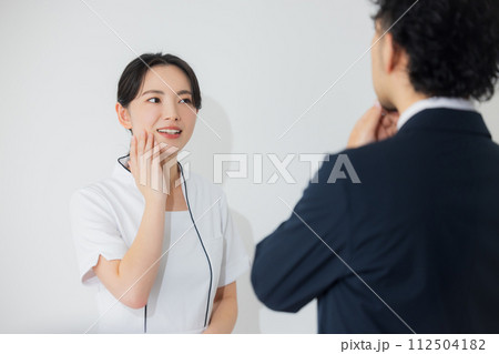お辞儀するエステティシャン お辞儀するエステティシャン 112504182