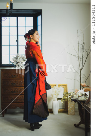 朱赤の振袖と袴を着た女性　 112504311