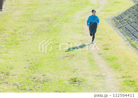 ランニングする男性 ランニングする男性 112504411