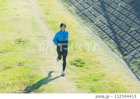 ランニングする男性 ランニングする男性 112504413