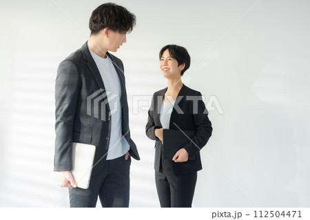 立ち話をするビジネスマン 立ち話をするビジネスマン 112504471