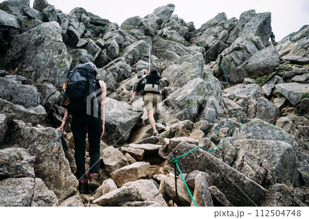 宝剣岳の鎖場を登る登山者 宝剣岳の鎖場を登る登山者 112504748