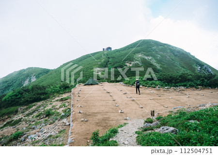 檜尾岳小屋に向かって歩く登山者 112504751
