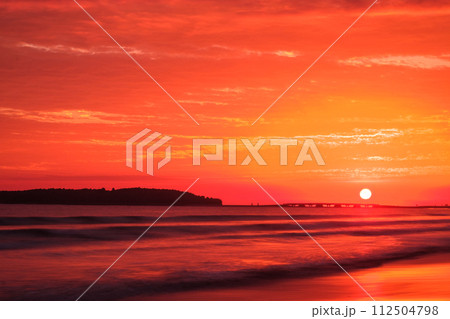 朝焼けの青島 112504798