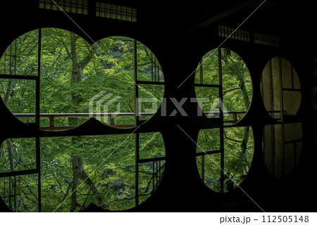 窓から見える新緑　祐斎亭  112505148