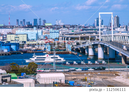 日本の横浜都市景観 マリーンルージュや大黒ドックなどを望む。奥は武蔵小杉駅前のタワーマンション群 日本の横浜都市景観 マリーンルージュや大黒ドックなどを望む。奥は武蔵小杉駅前のタワーマンション群 112506111