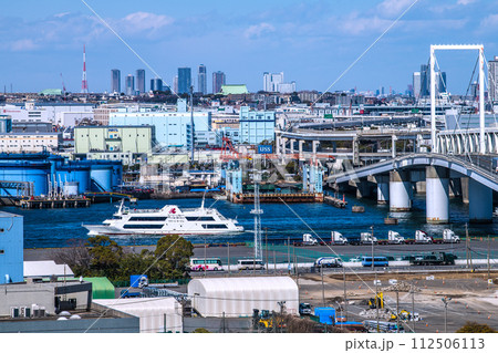 日本の横浜都市景観 マリーンルージュや大黒ドックなどを望む。奥は武蔵小杉駅前のタワーマンション群 日本の横浜都市景観 マリーンルージュや大黒ドックなどを望む。奥は武蔵小杉駅前のタワーマンション群 112506113