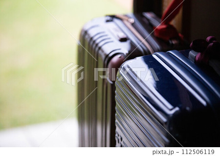 窓際のキャリーバッグ 112506119