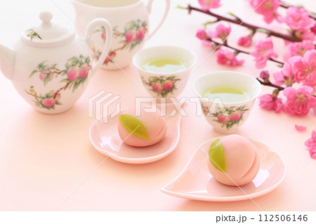 おひな祭り 桃の和菓子 おひな祭り 桃の和菓子 112506146