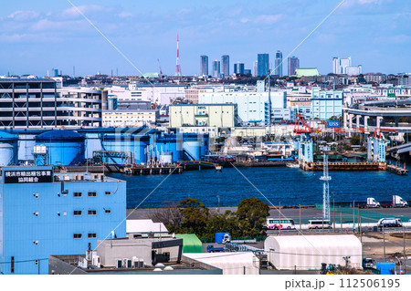 日本の横浜都市景観 大黒ドックや武蔵小杉駅前のタワーマンション群（画面奥）などを望む 112506195