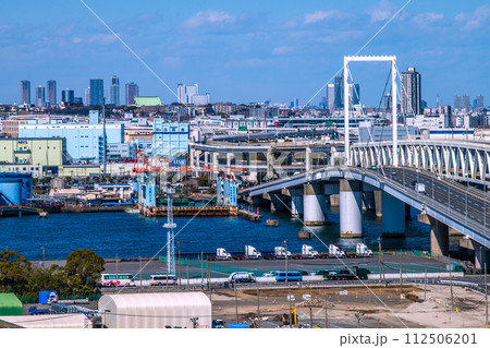 日本の横浜都市景観 大黒ドックや武蔵小杉駅前のタワーマンション群（画面奥）などを望む 112506201
