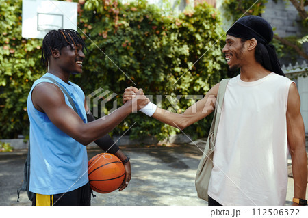 Friends shaking hands before game of streetball 112506372
