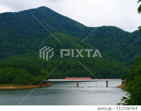 金山湖とキハ40国鉄標準色 112506564