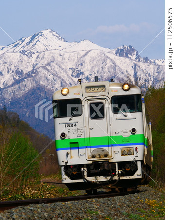 芦別岳と根室本線キハ40 112506575