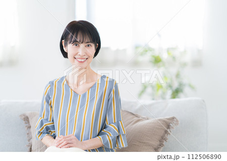 ミドル女性　ポートレート 112506890