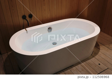 浴槽にお湯を溜めている 112506968