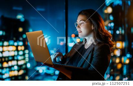 businesswoman working on laptop 112507251