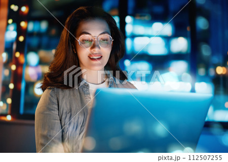 businesswoman working on laptop 112507255