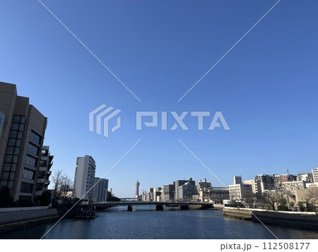 博多に架かる橋とポートタワー 112508177