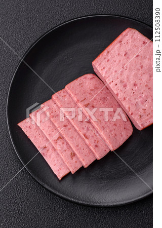 Delicious canned pink ham with salt, spices and herbs 112508390