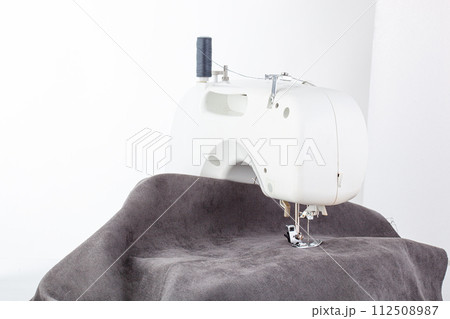 Sewing machine, stitching fabrics, needle in a round plan 112508987