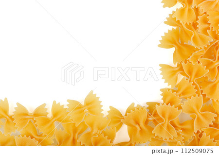 Different types and shapes of dry italian pasta 112509075