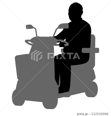 シニアカーに乗る男性シニア シニアカーに乗る男性シニア 112510309