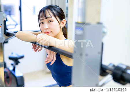 ジムで体を鍛える女性 ポートレート 休憩する筋トレ女子 ワークアウト  ジムで体を鍛える女性 ポートレート 休憩する筋トレ女子 ワークアウト  112510365