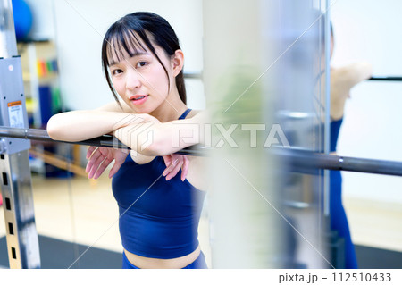 ジムで体を鍛える女性 ポートレート 休憩する筋トレ女子 ワークアウト ジムで体を鍛える女性 ポートレート 休憩する筋トレ女子 ワークアウト 112510433