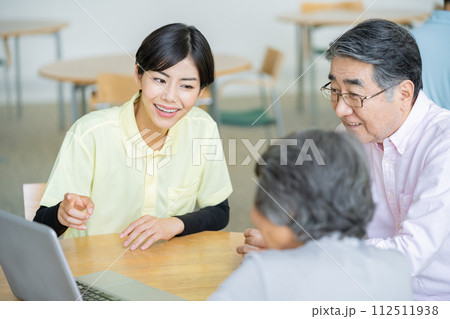 入所案内を受けるシニア夫婦　老人ホームとシニア夫婦 112511938