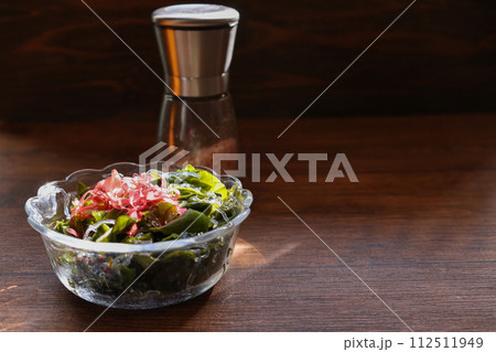 木製テーブルにおいたガラスボウルに入れた海藻サラダ 木製テーブルにおいたガラスボウルに入れた海藻サラダ 112511949