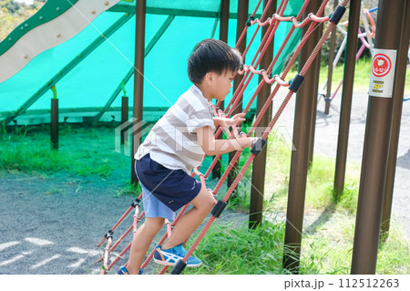 元気に遊びまわる男の子 112512263