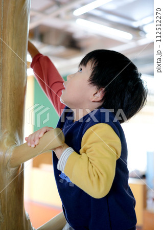 元気に遊びまわる男の子 元気に遊びまわる男の子 112512270