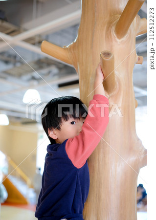 元気に遊びまわる男の子 元気に遊びまわる男の子 112512273
