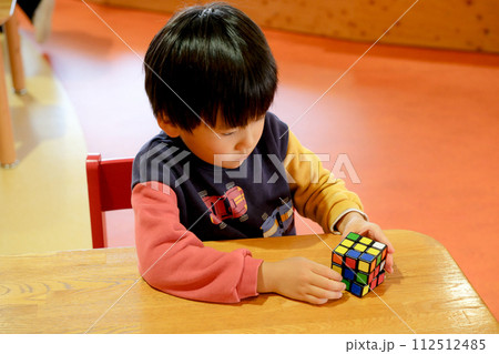 ルービックキューブで遊ぶ男の子 112512485