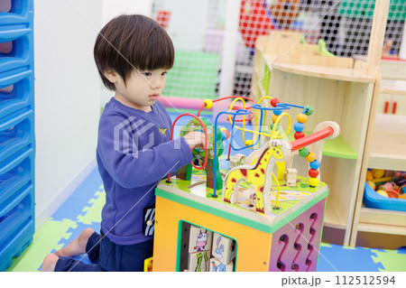 ままごとで遊ぶ男の子 ままごとで遊ぶ男の子 112512594