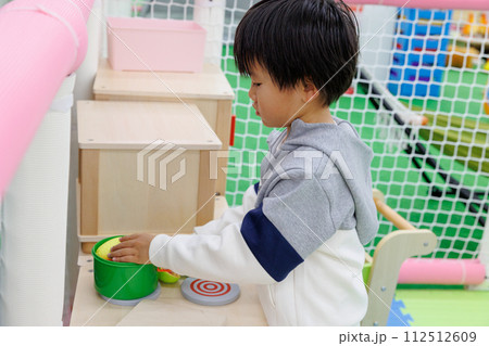ままごと遊びで遊ぶ子供 ままごと遊びで遊ぶ子供 112512609