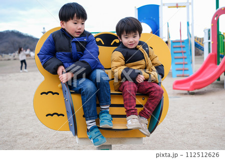 公園の遊具で遊ぶ子供 112512626