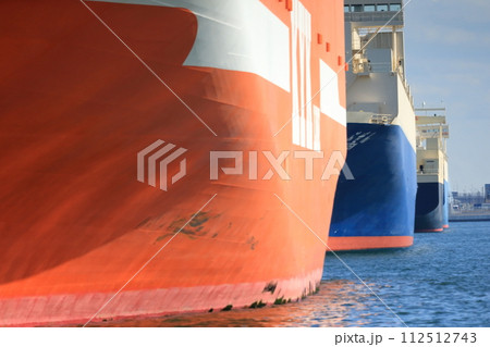 停泊中の貨物船（東京都江東区有明） 112512743