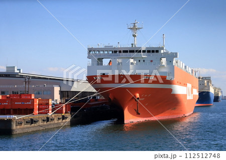 停泊中の貨物船（東京都江東区有明） 112512748