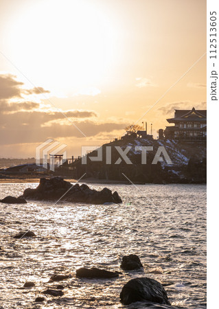 「青森県」蕪島神社の鳥居と夕日の風景 112513605