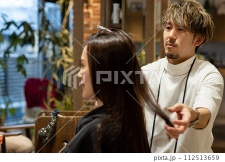 ヘアカットをする美容師さん ヘアカットをする美容師さん 112513659