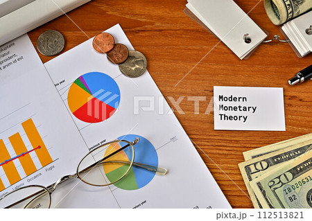 Modern Monetary Theoryと書かれたカードのあるデスク Modern Monetary Theoryと書かれたカードのあるデスク 112513821
