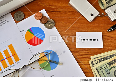 Basic Incomeと書かれたカードのあるデスク 112513823
