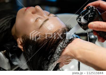 美容室でシャンプーしてもらう女性 112513844