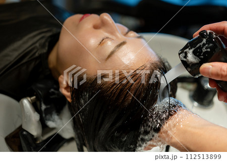 美容室でシャンプーしてもらう女性 美容室でシャンプーしてもらう女性 112513899