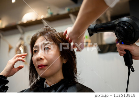 美容室でヘアセットをしてもらう女性 美容室でヘアセットをしてもらう女性 112513919
