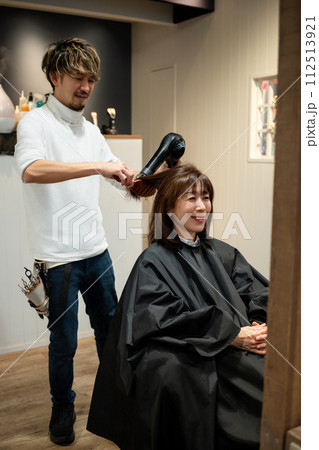 美容室でヘアセットをしてもらう女性 美容室でヘアセットをしてもらう女性 112513921