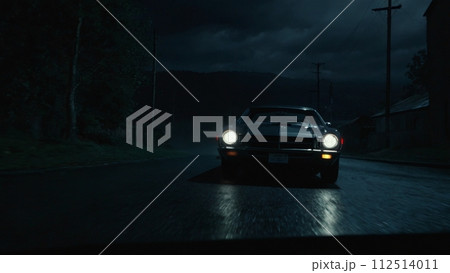 暗闇の中に浮かび上がる一台の車 112514011